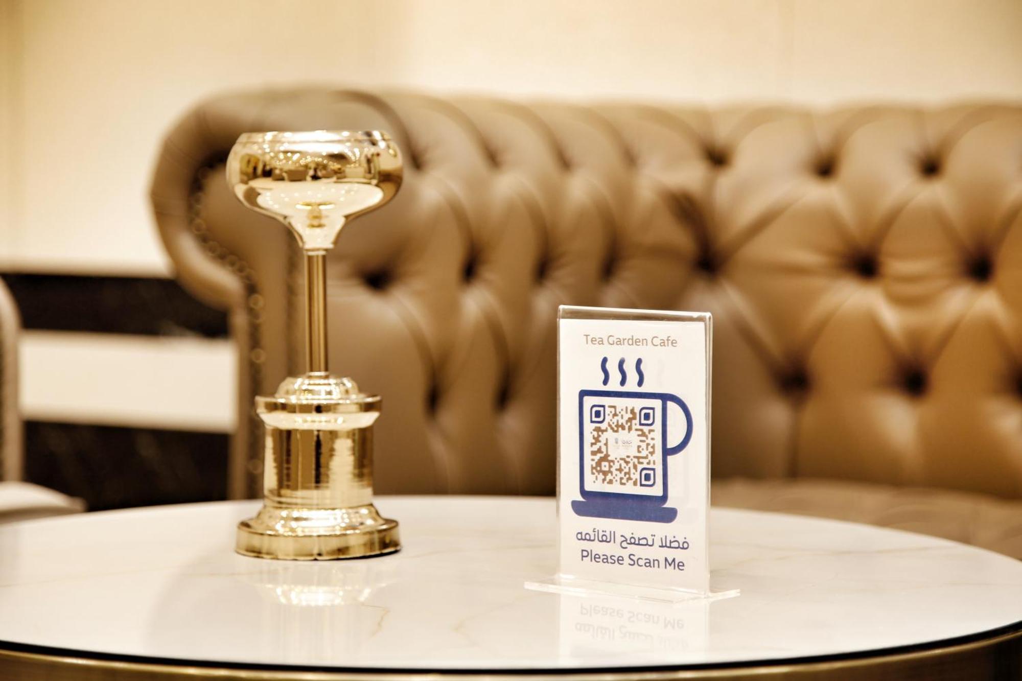 Maden Alrawda Hotel Medina Exterior foto QR code in a coffee shop