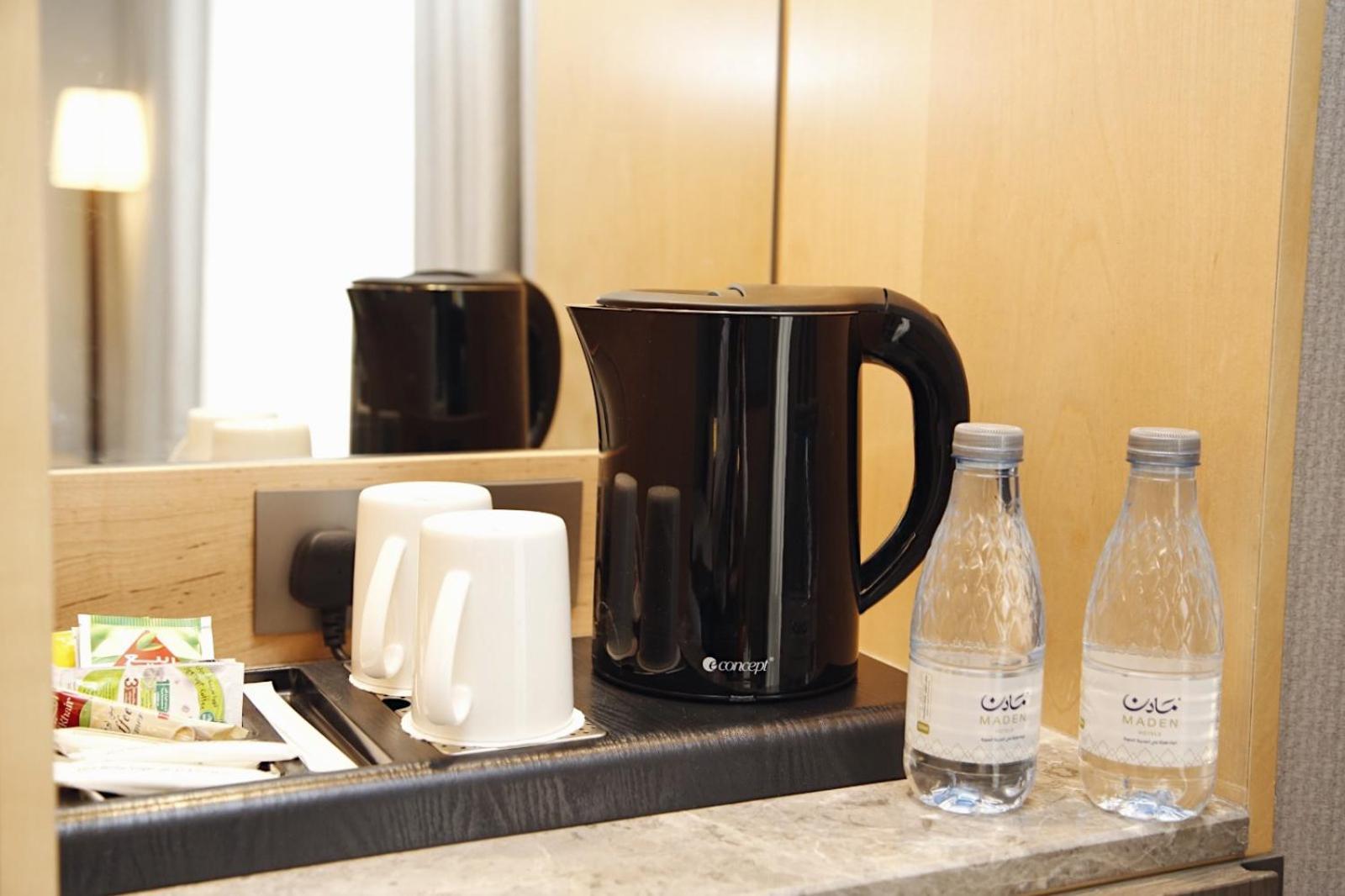 Maden Alrawda Hotel Medina Exterior foto A kettle in a hotel room
