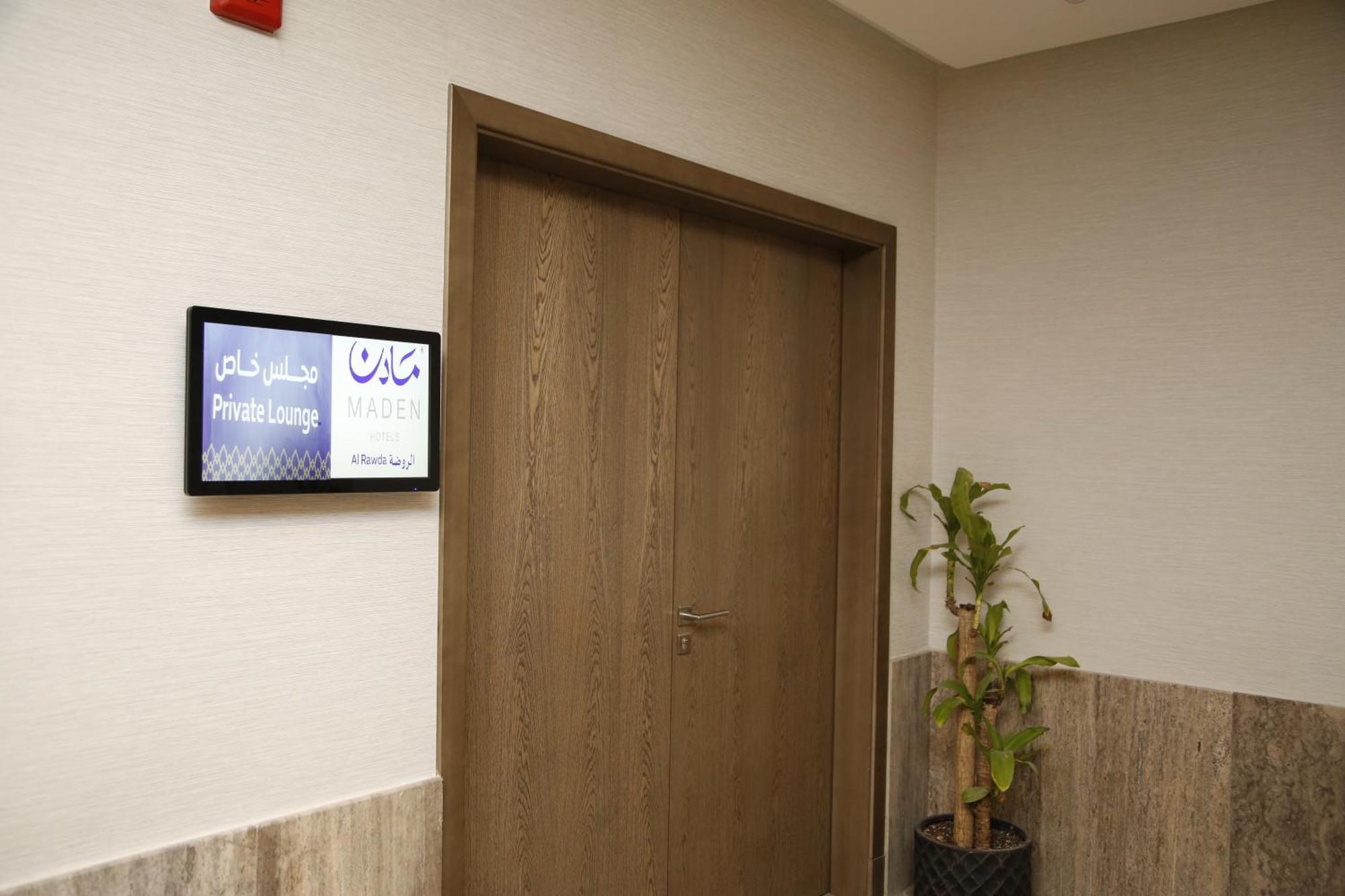 Maden Alrawda Hotel Medina Exterior foto A digital signage screen in a hospital