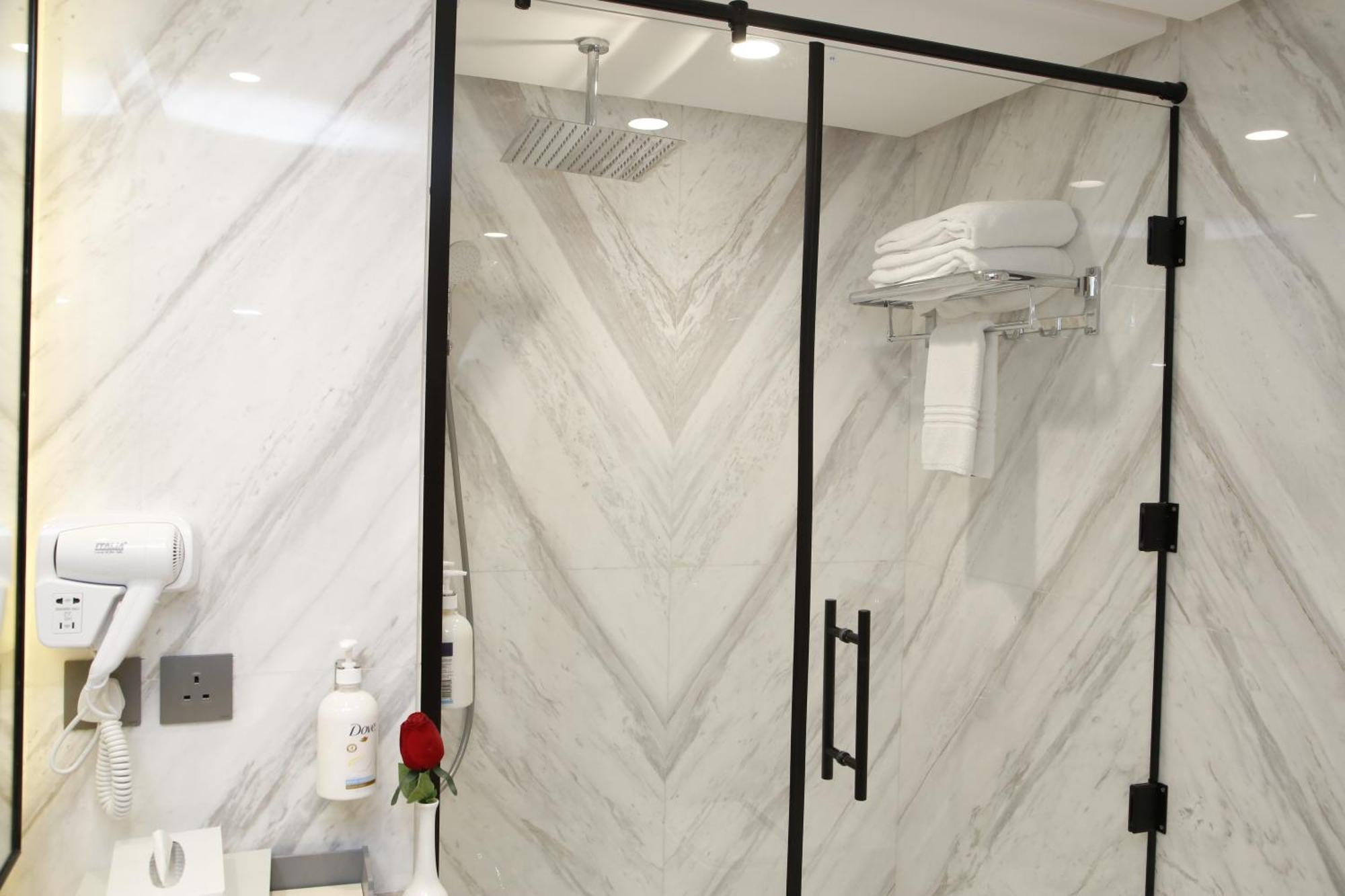 Maden Alrawda Hotel Medina Exterior foto A shower door
