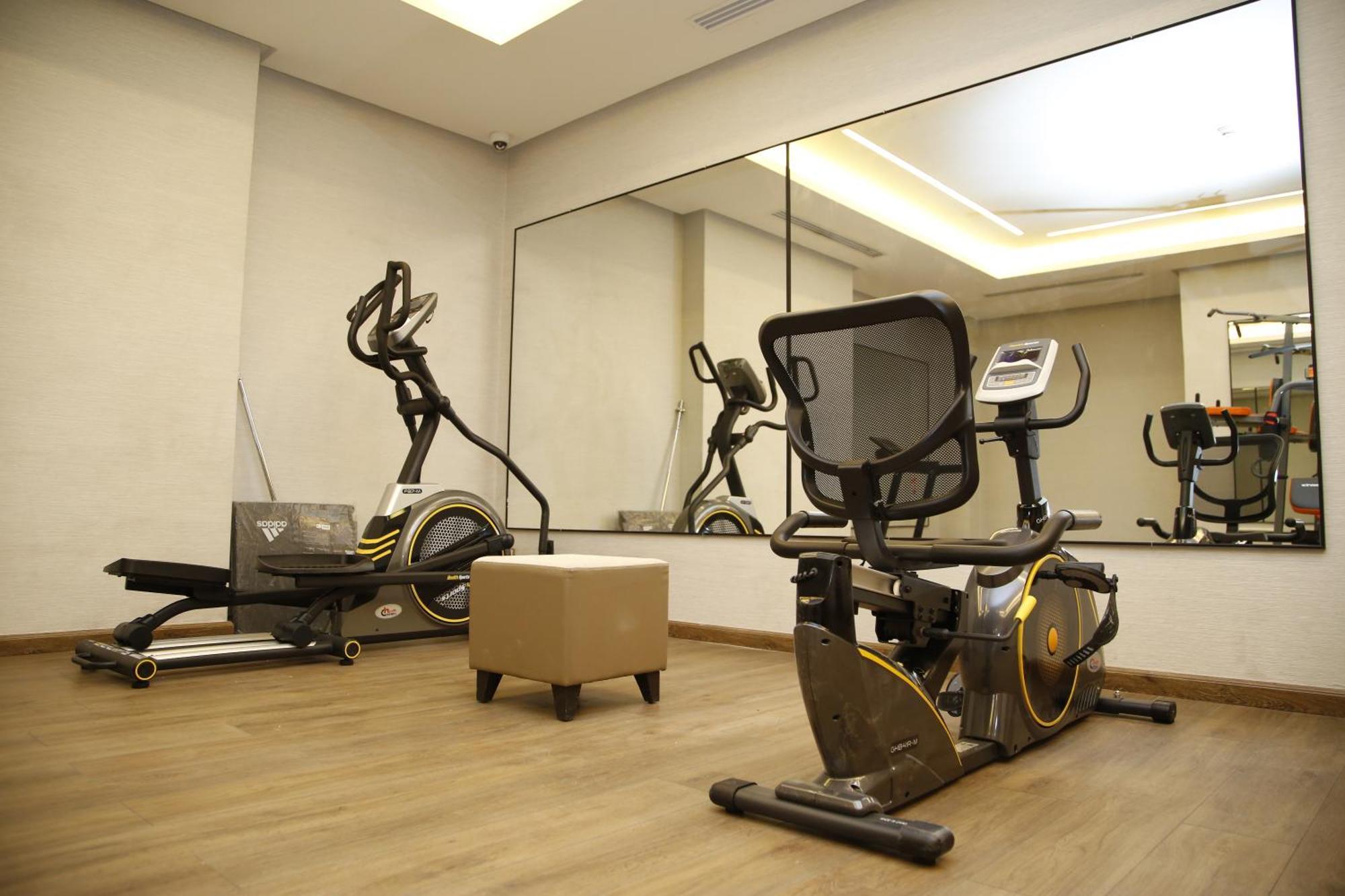 Maden Alrawda Hotel Medina Exterior foto A gym at a hotel