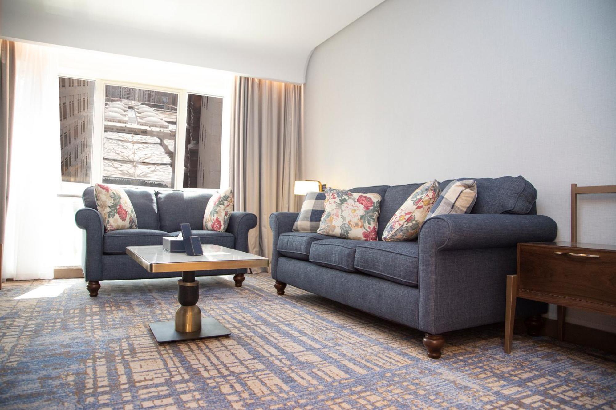 Maden Alrawda Hotel Medina Exterior foto A living room in a suite at the hotel